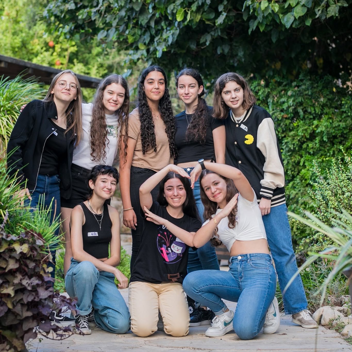 קבוצת בנות צעירות באליסקוד